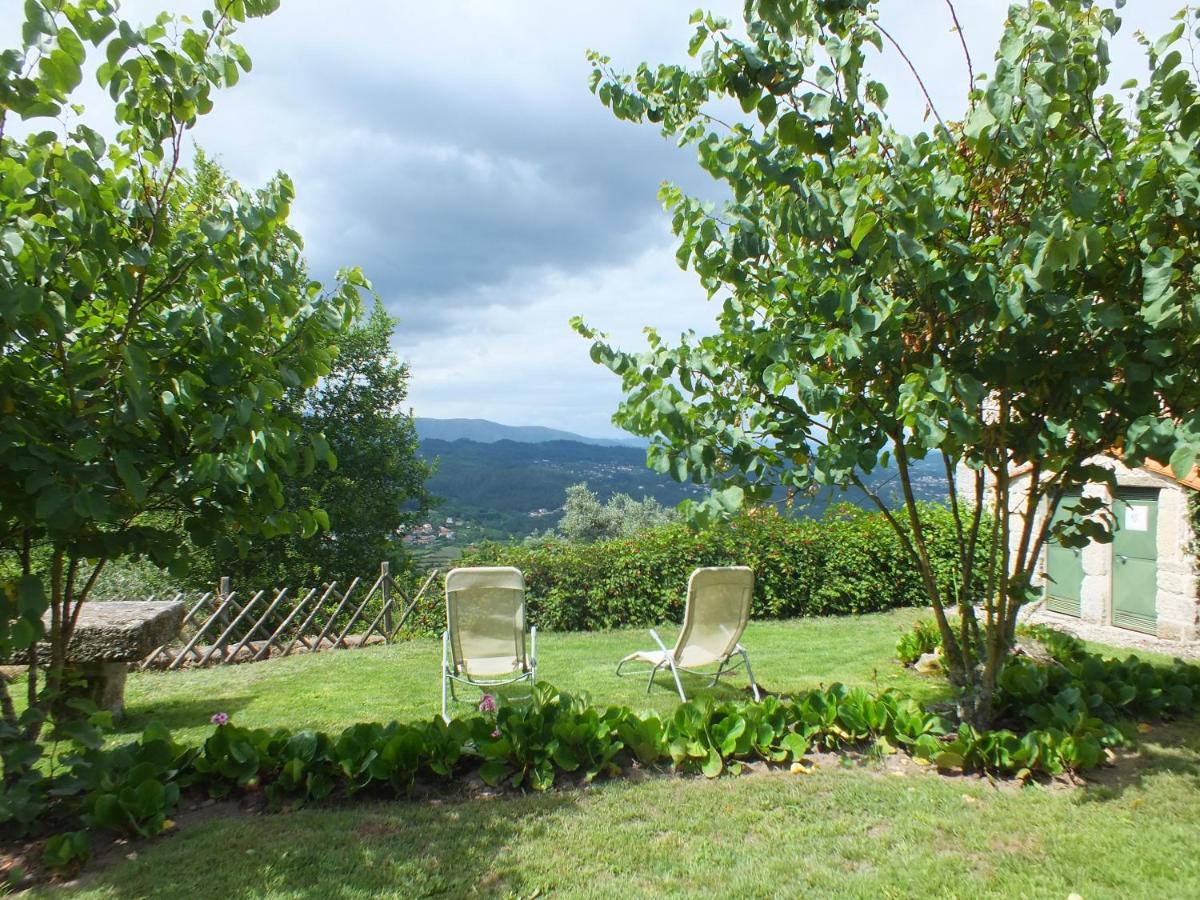 Paisagem de uma das nossas casas, duas cadeiras sob a relva com uma vista de Vouzela
